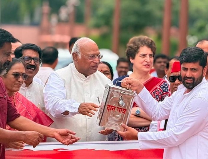 അയോധ്യ സംഭാവനക്കൊള്ള; പാർലമെൻ്റ് പരിസരത്ത് തെരുവ് നാടകവുമായി പ്രതിപക്ഷം