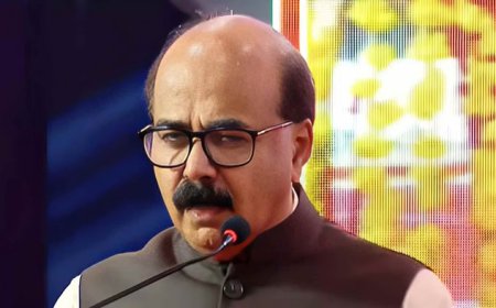'നിങ്ങള്‍ പാറ്റകളല്ലെന്ന് ഉറക്കെ പറയൂ...'; ഒരക്ഷരം മിണ്ടാതെ കുട്ടികള്‍, വേദിയില്‍ അപഹാസ്യനായി കേരള വിസി