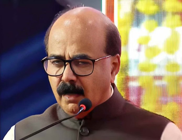 'നിങ്ങള്‍ പാറ്റകളല്ലെന്ന് ഉറക്കെ പറയൂ...'; ഒരക്ഷരം മിണ്ടാതെ കുട്ടികള്‍, വേദിയില്‍ അപഹാസ്യനായി കേരള വിസി