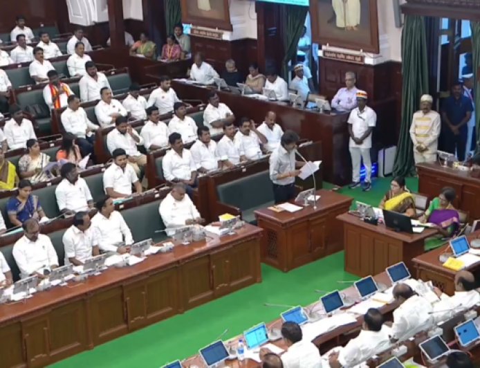 3 ഗ്യാസ് സിലിണ്ടർ മുതൽ സൗജന്യ ബസ് യാത്ര വരെ; തമിഴ്‌നാട്ടിൽ വമ്പൻ പ്രഖ്യാപനങ്ങളുമായി വിജയ്