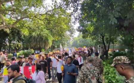 ഗ്യാനേഷ് കുമാറിനെതിരെ പ്രതിഷേധം; തലസ്ഥാനം സമര കലുഷിതം, മുൻനിരയിൽ ഇടത് സംഘടനകൾ, 11 മെട്രോ സ്റ്റേഷനുകള്‍ അടച്ചു