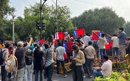 ജന്ദര്‍മന്ദിറില്‍ എഐഎസ്എഫ്,എഐവൈഎഫ് പ്രവര്‍ത്തകരുടെ മിന്നല്‍ പ്രതിഷേധം; കസ്റ്റഡിയിലെടുത്തവരെ വിട്ടയച്ചത് രാത്രി ഏറെ വൈകി
