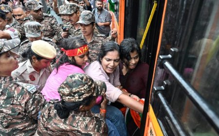 ജന്തര്‍ മന്തര്‍ വിട്ടു കിട്ടാന്‍ കോരിച്ചൊരിയുന്ന മഴയിലും എഐഎസ്എഫ്, എഐവൈഎഫ് പ്രവര്‍ത്തകരുടെ തിരംഗ മാര്‍ച്ച്