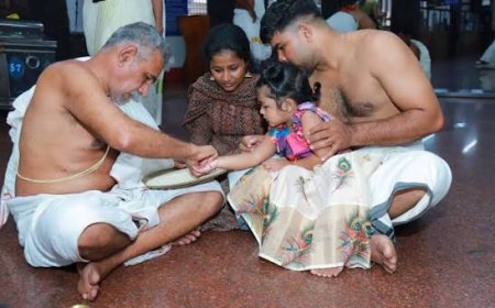 ആദ്യാക്ഷരം കുറിച്ച് കുരുന്നുകൾ,കൊല്ലൂർ മൂകാംബിക ക്ഷേത്രത്തിൽ വൻ ഭക്തജനപ്രവാഹം, സംസ്ഥാനത്ത് വിവിധ ഇടങ്ങളിൽ വിദ്യാരംഭച്ചടങ്ങുകൾ തുടങ്ങി