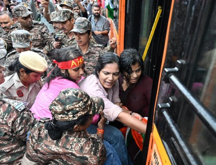 ജന്തര്‍ മന്തര്‍ വിട്ടു കിട്ടാന്‍ കോരിച്ചൊരിയുന്ന മഴയിലും എഐഎസ്എഫ്, എഐവൈഎഫ് പ്രവര്‍ത്തകരുടെ തിരംഗ മാര്‍ച്ച്