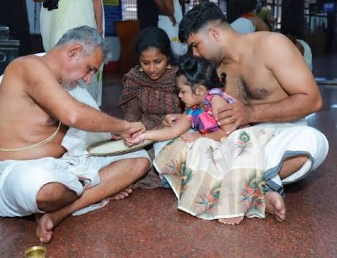 ആദ്യാക്ഷരം കുറിച്ച് കുരുന്നുകൾ,കൊല്ലൂർ മൂകാംബിക ക്ഷേത്രത്തിൽ വൻ ഭക്തജനപ്രവാഹം, സംസ്ഥാനത്ത് വിവിധ ഇടങ്ങളിൽ വിദ്യാരംഭച്ചടങ്ങുകൾ തുടങ്ങി