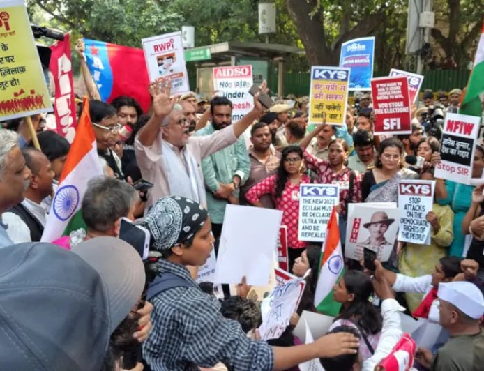 ഗ്യാനേഷ്‌ കുമാറിന്റെ രാജി ആവശ്യപ്പെട്ട്‌ ഡൽഹിയിൽ നടന്ന ‘പീപ്പിൾസ്‌ മാർച്ച്‌’ പ്രതിഷേധ കടലായി മാറി
