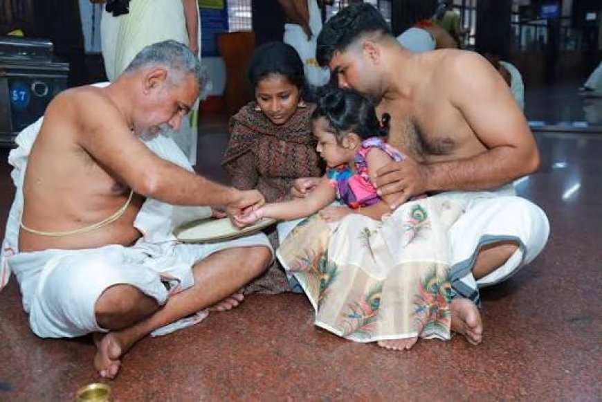 ആദ്യാക്ഷരം കുറിച്ച് കുരുന്നുകൾ,കൊല്ലൂർ മൂകാംബിക ക്ഷേത്രത്തിൽ വൻ ഭക്തജനപ്രവാഹം, സംസ്ഥാനത്ത് വിവിധ ഇടങ്ങളിൽ വിദ്യാരംഭച്ചടങ്ങുകൾ തുടങ്ങി